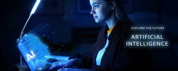 Femme utilisant un ordinateur portable avec des projections holographiques d'IA.
